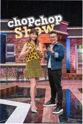 幕间茶话条目图：舞台侧幕与两把折叠椅